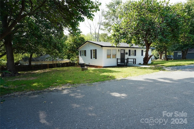 view of front of property with a front lawn