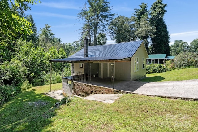 view of front facade featuring a front yard