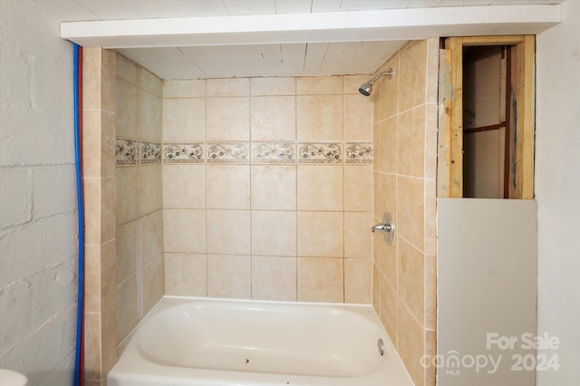 bathroom featuring tiled shower / bath