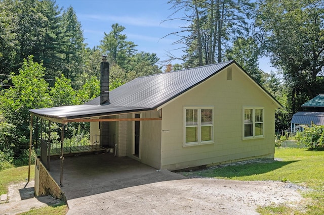 view of front facade with a carport and a front lawn