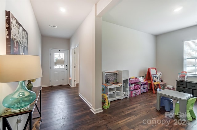 foyer entrance with recessed lighting, dark wood-style flooring, visible vents, and baseboards