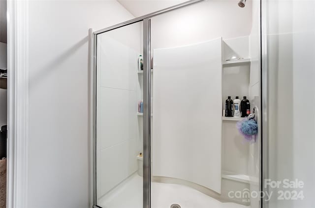 full bathroom featuring a shower stall