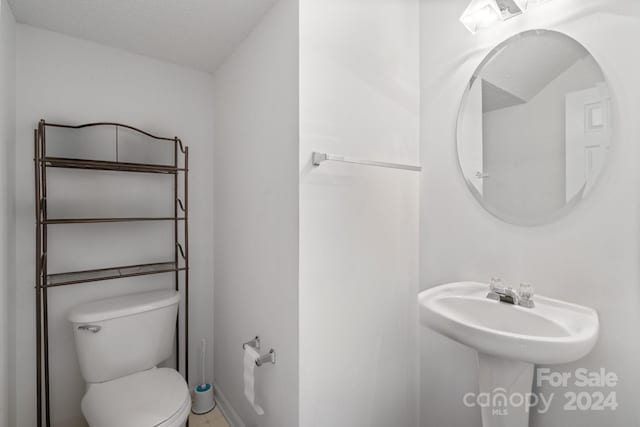 bathroom featuring a textured ceiling and toilet