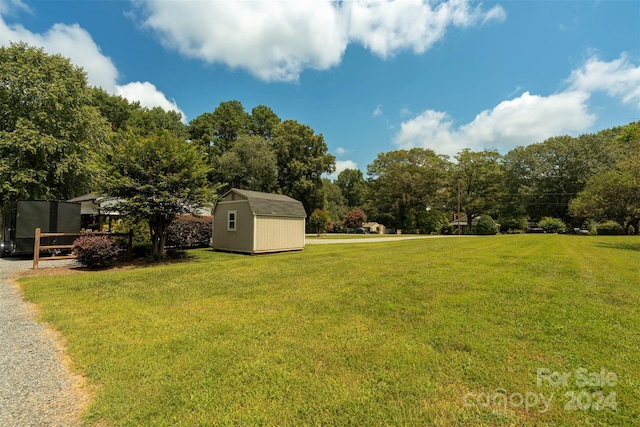 view of yard featuring a shed