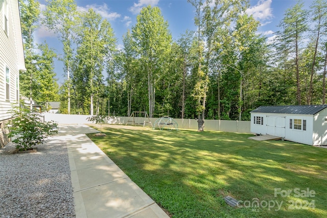 view of yard with an outbuilding