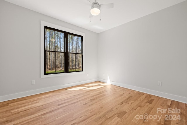 unfurnished room featuring light wood-type flooring and ceiling fan