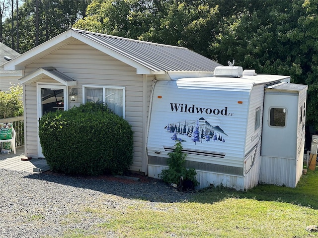 community sign with a lawn