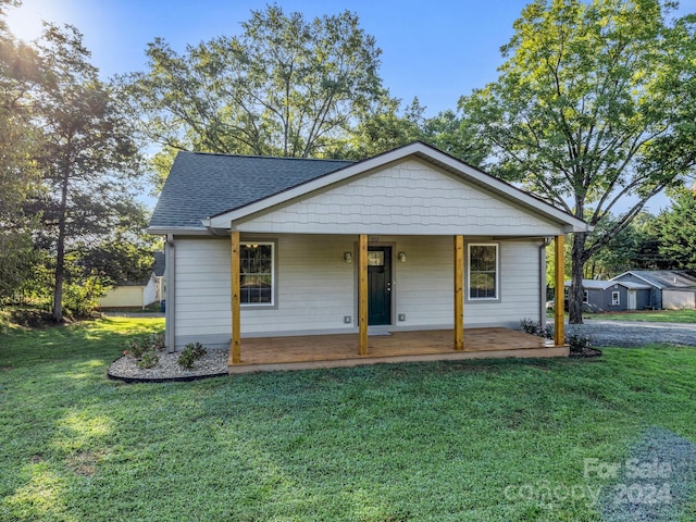 bungalow-style home with a front lawn and a porch