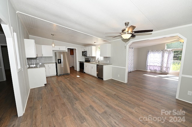 kitchen with open floor plan, stainless steel appliances, dark wood-style flooring, and lofted ceiling