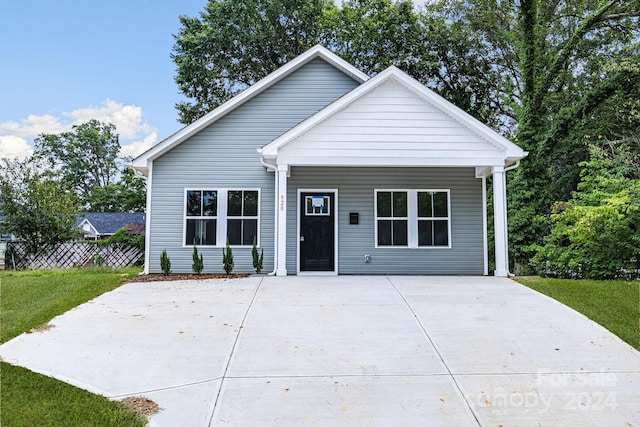 view of front facade featuring fence and a front lawn