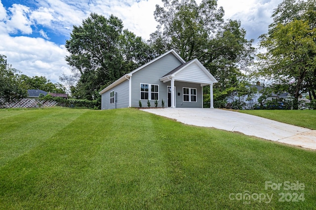 view of front of house featuring a front lawn