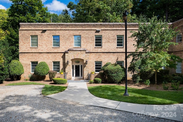 view of front of house with a front lawn