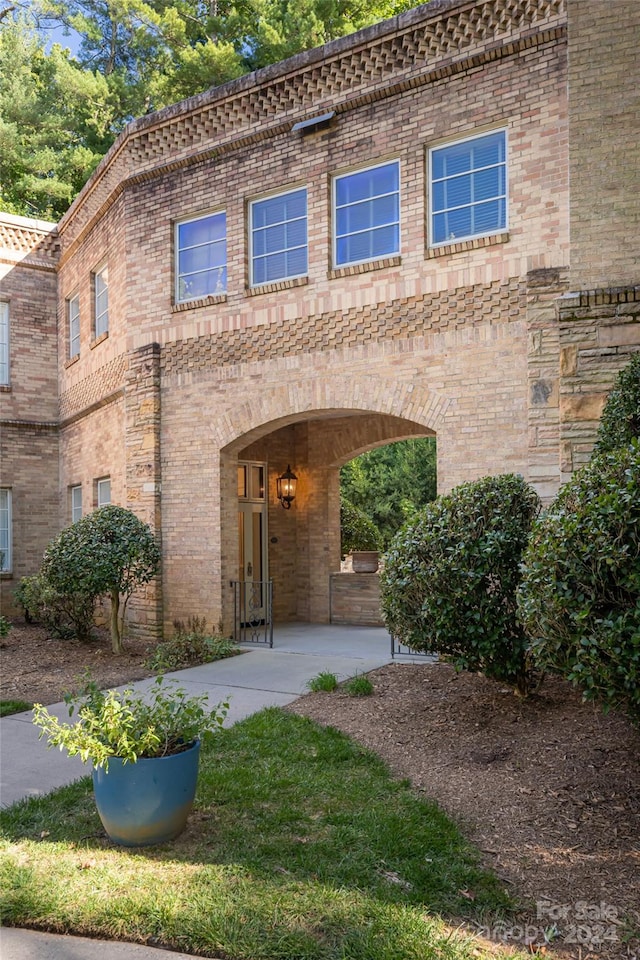 view of front of property featuring a front lawn