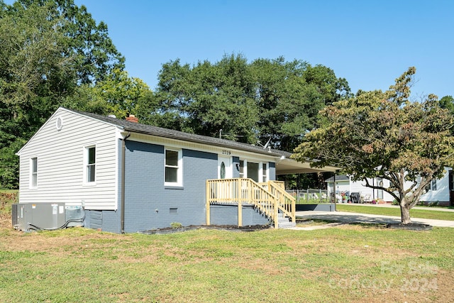 view of front of home with a front lawn