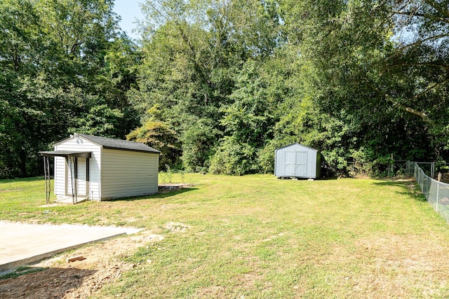 view of yard with a storage unit