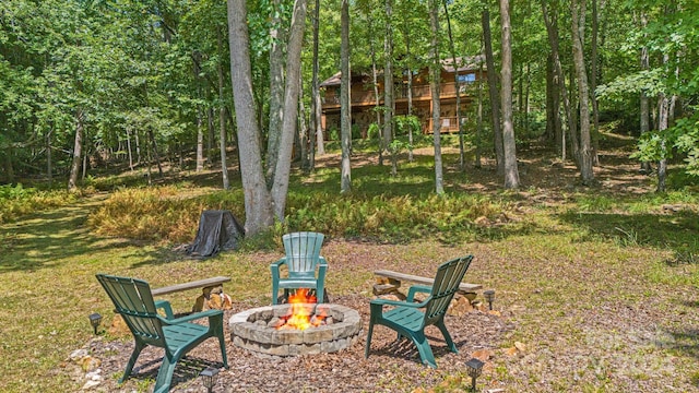 view of yard featuring a fire pit