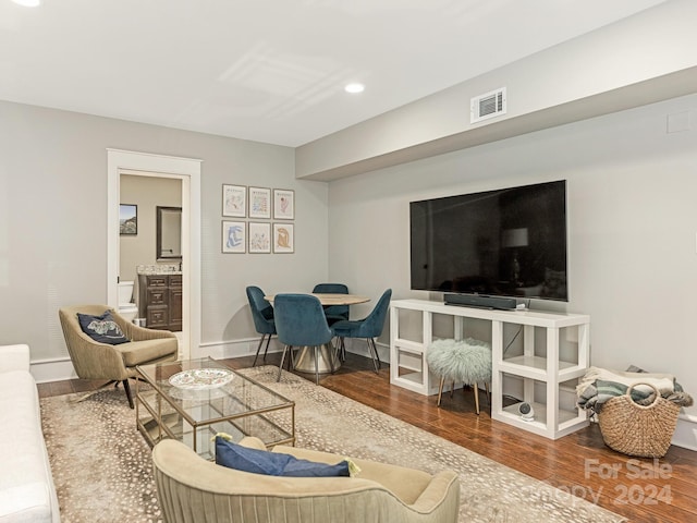 1218 Wareham Ct, Charlotte, NC 28207 - living room featuring wood finished floors, baseboards, and recessed lighting