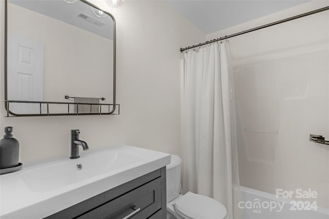 full bath featuring visible vents, shower / tub combo with curtain, vanity, and toilet