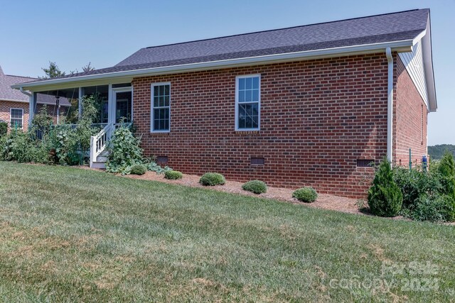 view of front of property featuring a front lawn