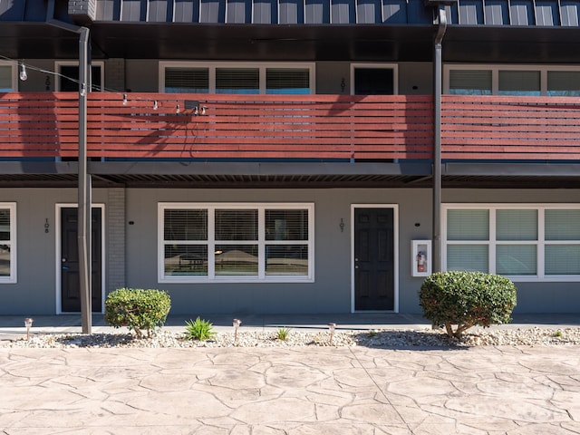 view of front of property featuring a balcony