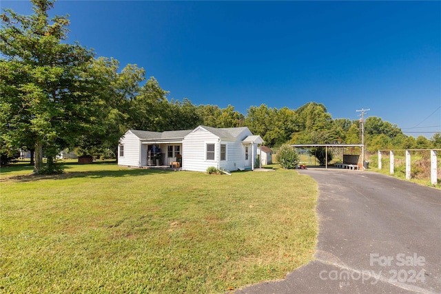 view of front of home featuring a front yard and a carport