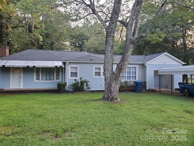 view of front of home featuring a carport and a front yard