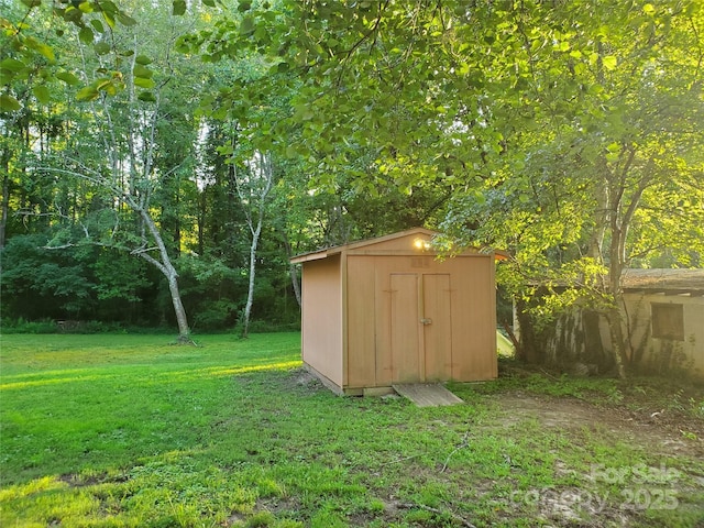 view of outdoor structure with a yard