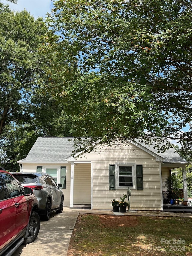 view of front facade with roof with shingles