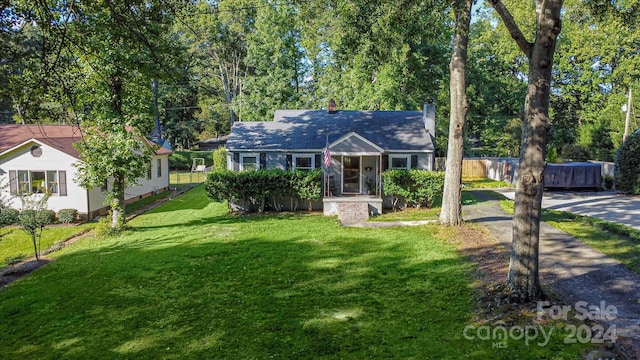 view of front of property with a front yard