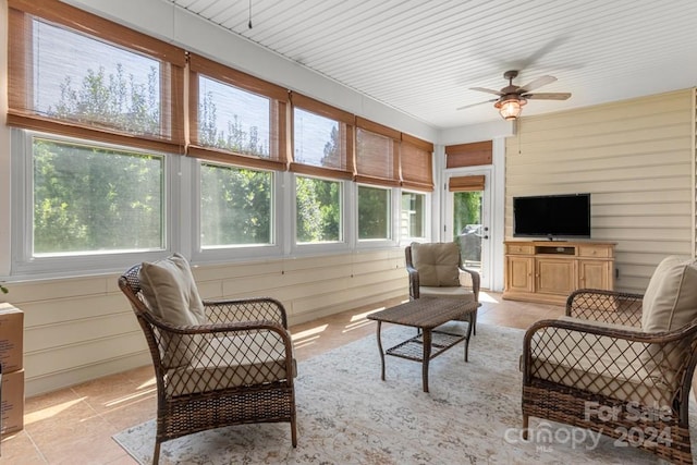 sunroom with ceiling fan