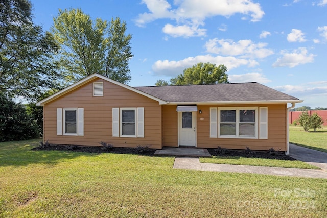 view of front of property with a front lawn and roof with shingles