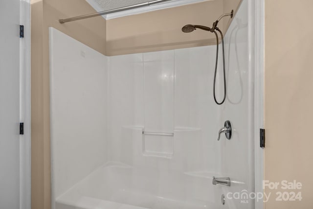 full bath with shower / bathtub combination