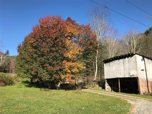 view of yard with an outdoor structure