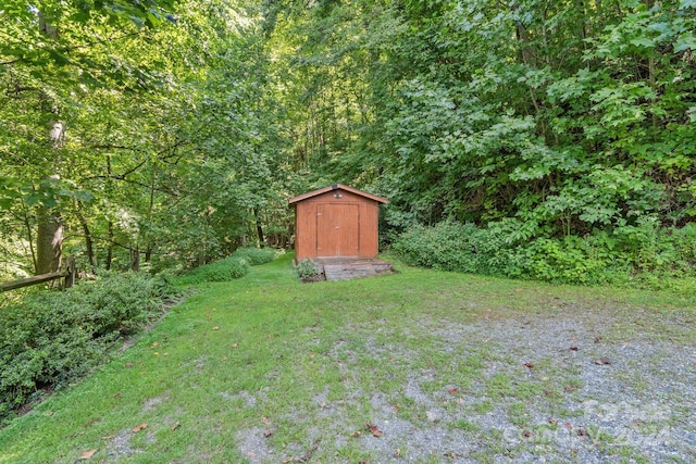 view of yard featuring a storage shed