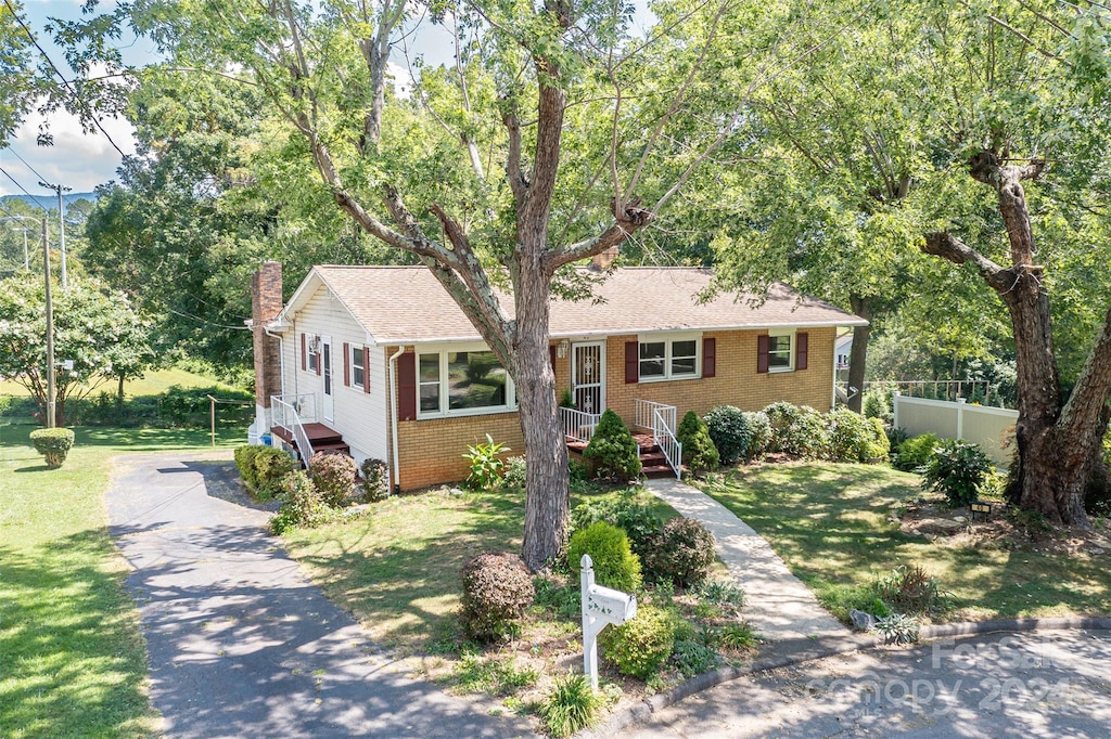 view of front of house with a front yard