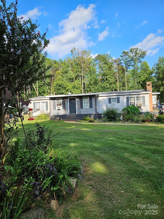 view of front of property featuring a front yard