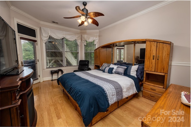 bedroom featuring light hardwood / wood-style floors, crown molding, and ceiling fan