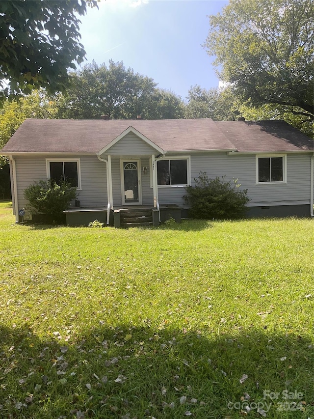 ranch-style house featuring a front lawn