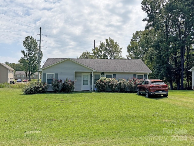 single story home featuring a front lawn