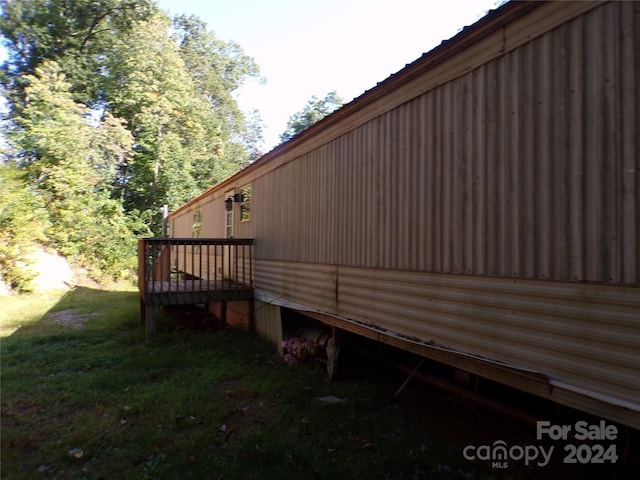 view of side of property featuring a yard