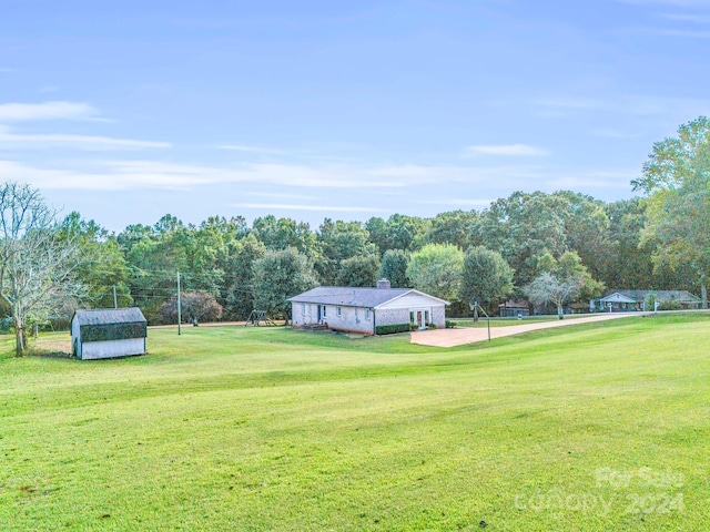 view of yard featuring an outbuilding