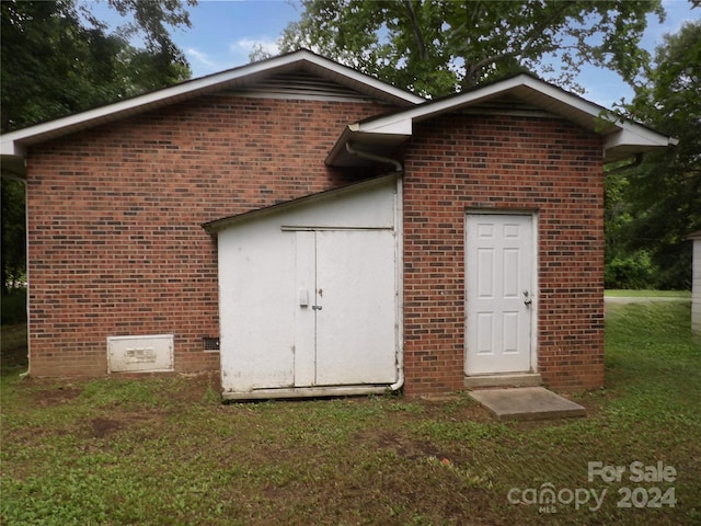 view of outdoor structure with a yard