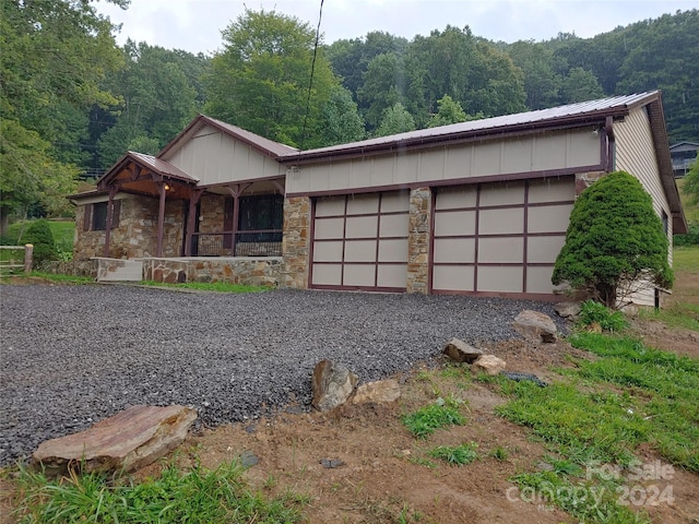 view of front facade with a garage