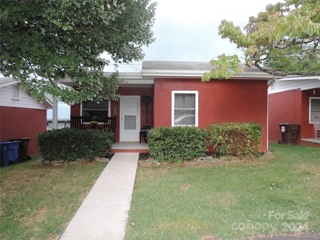 view of front of property featuring a front yard