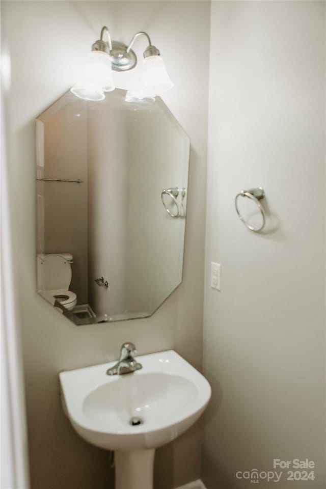 bathroom featuring sink