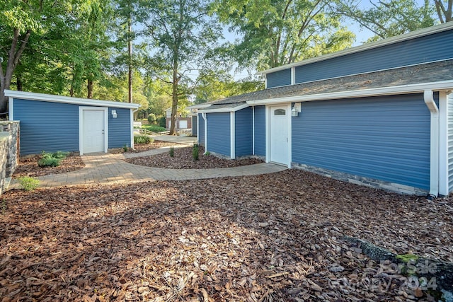 view of yard with a shed