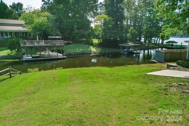 view of yard featuring a water view