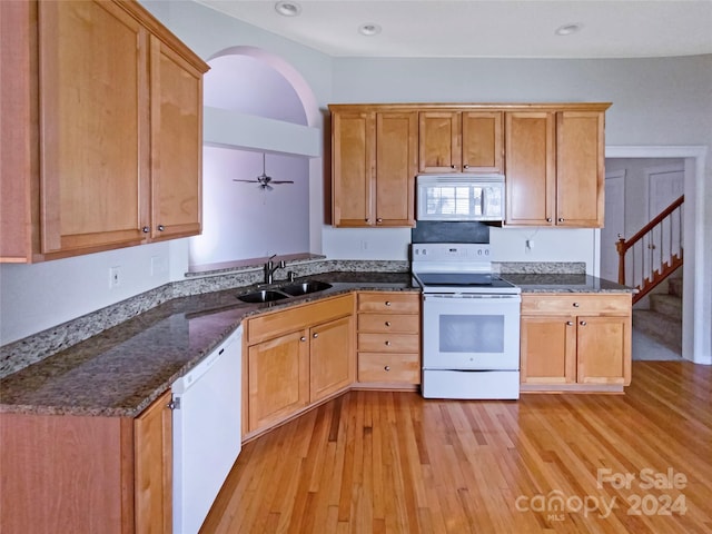 kitchen with white appliances, light hardwood / wood-style flooring, sink, and ceiling fan