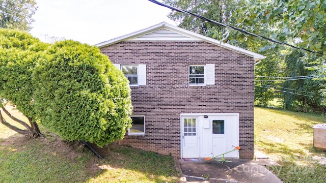 view of front of home featuring a front yard