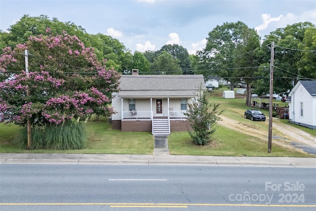 view of front of house featuring a front lawn and a porch